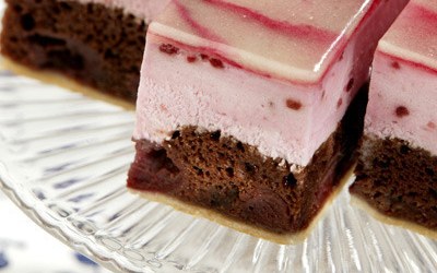 Fruitig plaatgebak met chocola en kersen  met Double Choc Cake