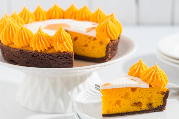 Voetbaltaart van Goud met Fantasy Orange Cake