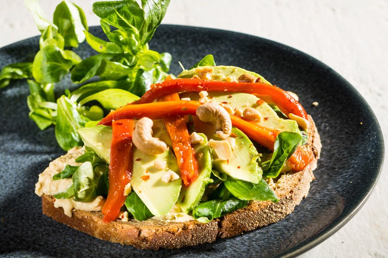 Vikorn-Lekker_Inspirerend-recepten-Sandwich_hummus_avocado-web01.jpg